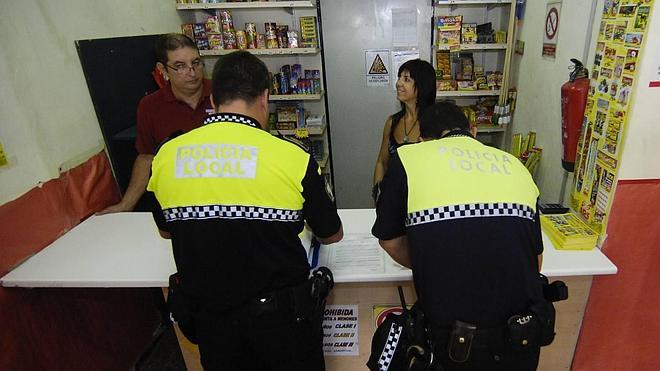 La Policía Local inspecciona los locales de venta de pólvora