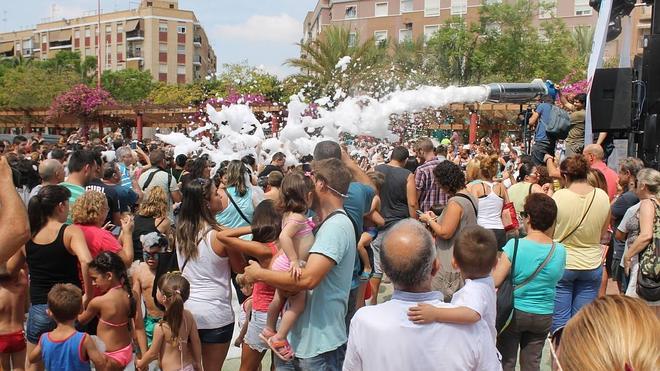 Éxito de las fiestas de la espuma en los barrios