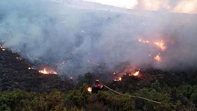 Continúan las labores de extinción del incendio de Sierra Mariola