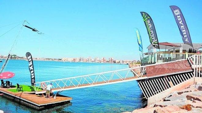 La oferta deportiva crece con la instalación de 'Cable Ski' en Marina Salinas