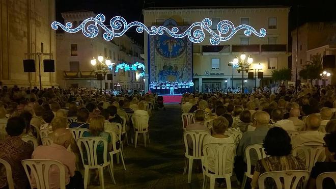 La lluvia, inesperada visitante de la multitudinaria Roà