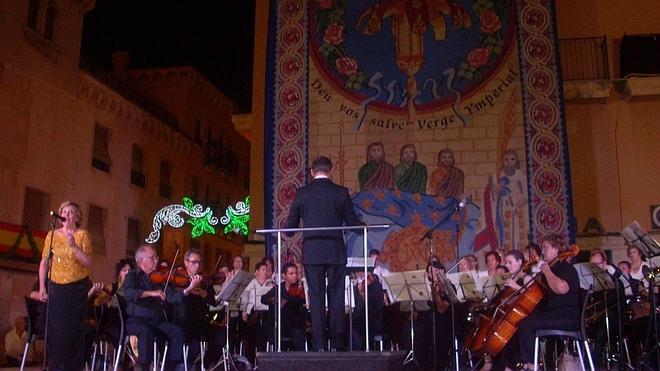 Coral Illicitana triunfa con la interpretación en concierto de 'Gigantes y cabezudos'