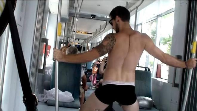 Un joven protagoniza un striptease en el TRAM de Alicante