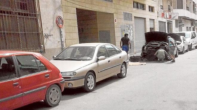 Vecinos de los Arcos denuncian la utilización de la vía pública para la reparación de vehículos