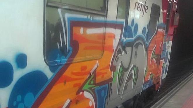 Los grafiteros atacan los trenes casi cada semana