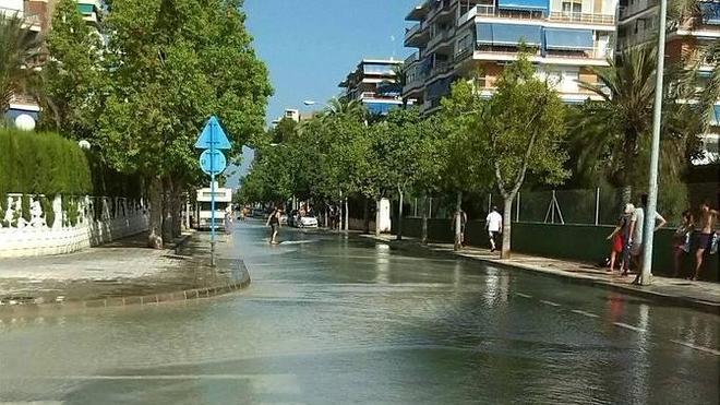 La rotura del colector de la Playa de San Juan interrumpe el suministro