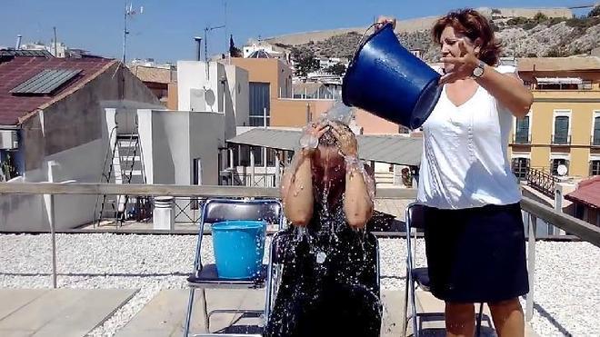 Sonia Castedo se une al reto del cubo de agua helada