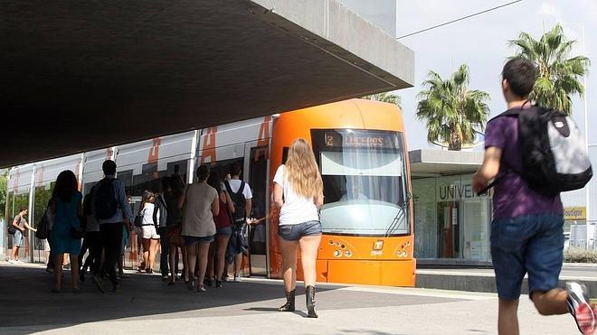 La línea 2 del Tram presta servicio a 3,6 millones de usuarios en su primer año