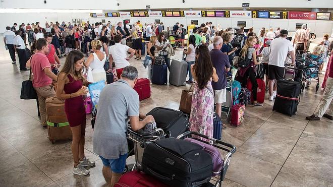 Nuevo récord mensual de pasajeros en el aeropuerto de El Altet