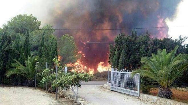 800 desalojados por el incendio en Xàbia y Dénia que quema el Montgó