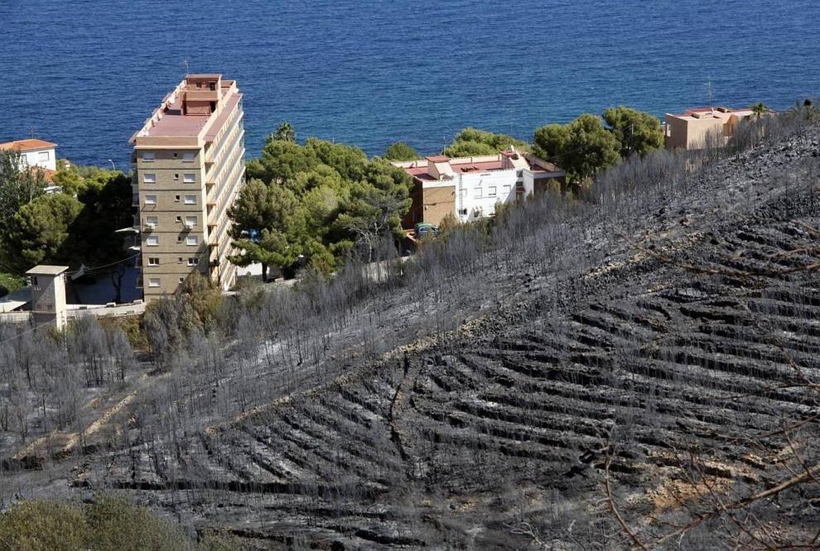 El incendio del Montgó, estabilizado y sin llamas tras arrasar 444 hectáreas