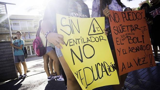 El calor en las aulas se 'descontrola' y los alumnos salen a la carga contra Educación