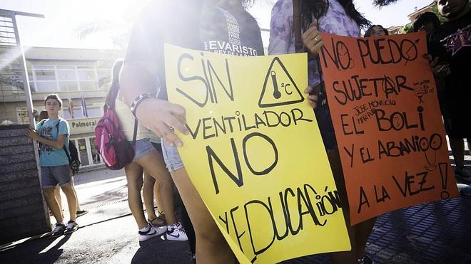 Los estudiantes alicantinos se mojan en protesta por el calor en las aulas