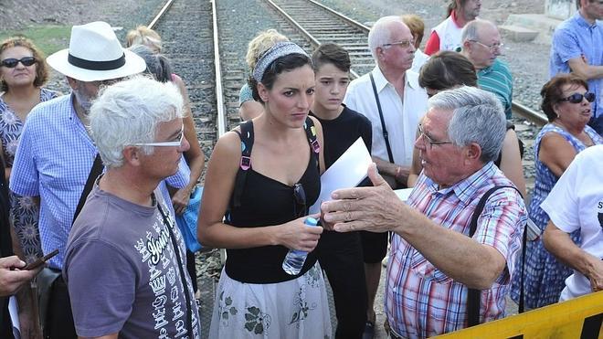 «Es una vergüenza lo que está pasando con el AVE»