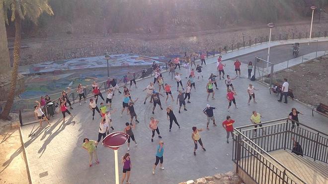 Medio centenar de personas participan en actividades deportivas en la ladera del Vinalopó