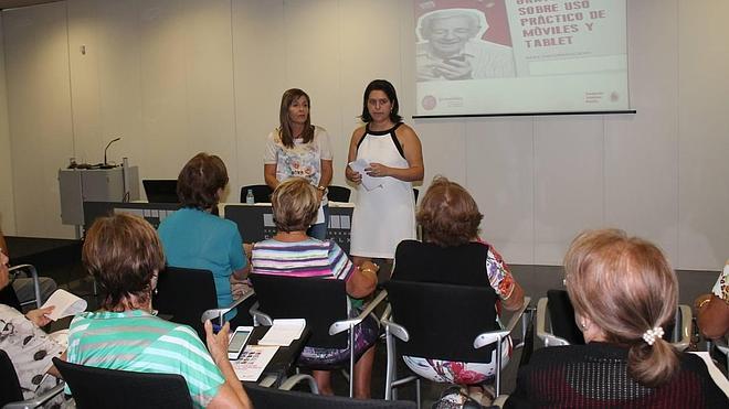 Un taller enseña a personas mayores el uso de las nuevas tecnologías en Alicante