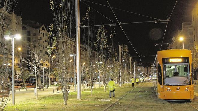 La línea 2 del TRAM detiene su servicio tres horas tras chocar un coche contra la catenaria