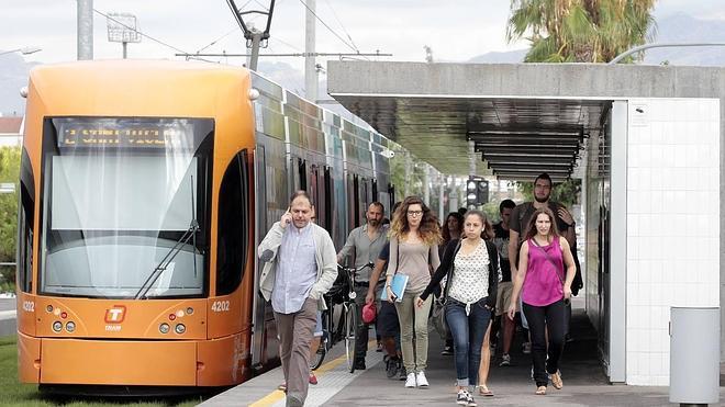 Un accidente impide circular durante tres horas al TRAM de la Universidad