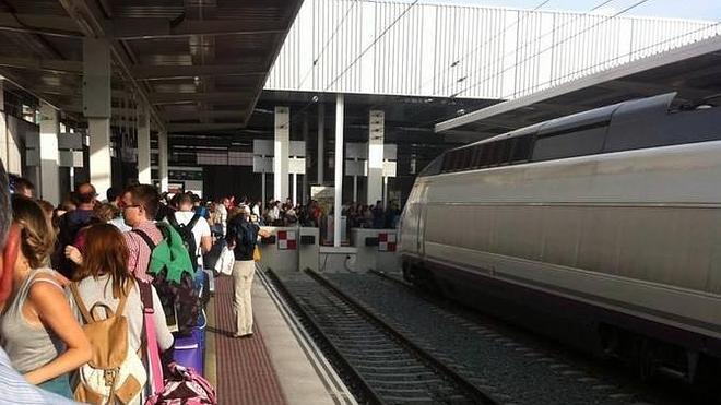 Caos en la estación del AVE de Alicante por una avería en uno de los trenes