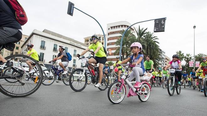 Dos mil personas pedalean contra el cáncer en el Día de la Bicicleta