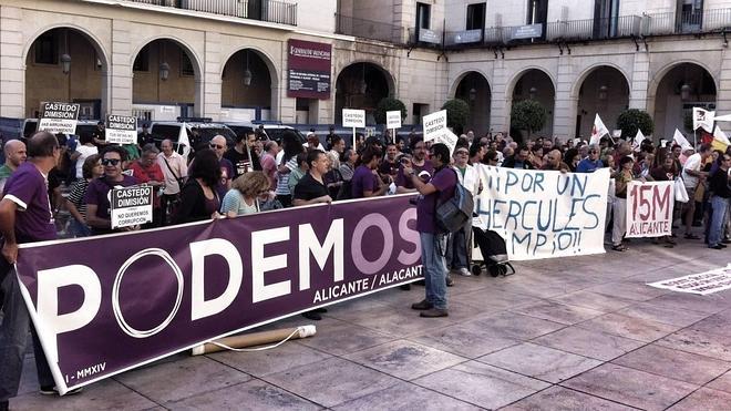 Casi 300 manifestantes corean «Castedo, dimisión» en la plaza del Ayuntamiento