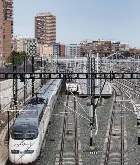 El Gobierno triplica la inversión para el AVE y se olvida del tren de la costa