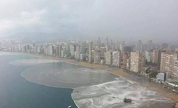 Benidorm se recupera tras una tormenta que dejó inundaciones puntuales