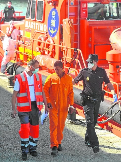 Un mercante rescata a ocho argelinos tras hundirse su patera