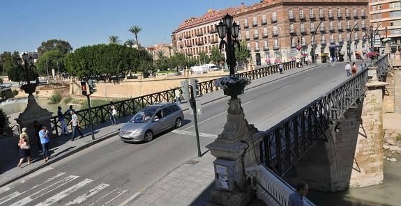 El tranvía cruzará al barrio de El Carmen por el Puente Viejo, que compartirá con bus y taxis
