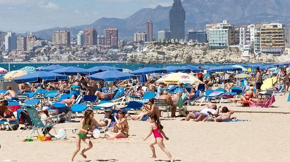 El sector turístico de Benidorm achaca a la oferta ilegal la pérdida de ocupación