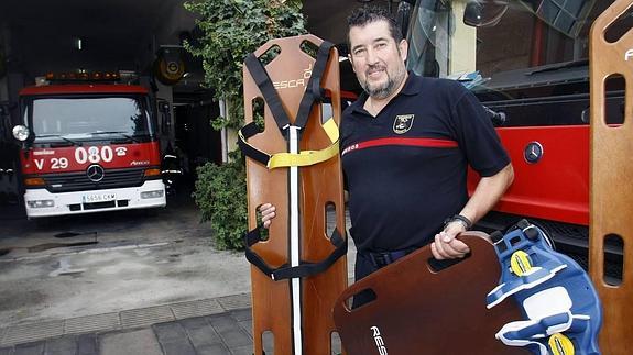 Un bombero de Alicante patenta una tabla de salvamento