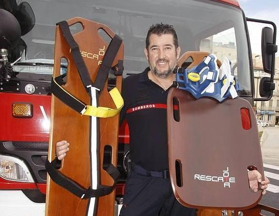 Un bombero alicantino patenta una camilla que agiliza la excarcelación