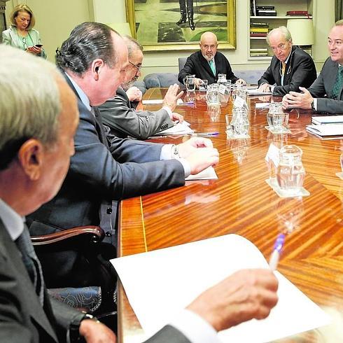 Fomento asegura a Fabra y los empresarios que en 2015 el AVE regional estará operativo