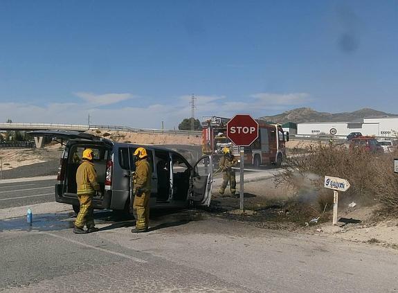 Un furgón que llevaba a un equipo de fútbol sala se incendia en la A-31