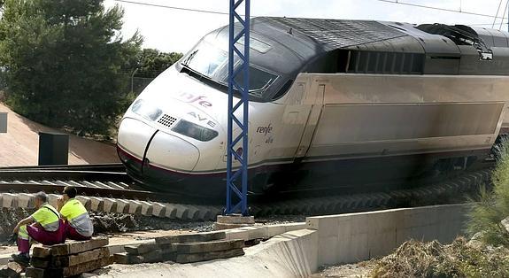 Fomento aún no ha decidido qué hacer en el tramo donde un AVE se salió de la vía
