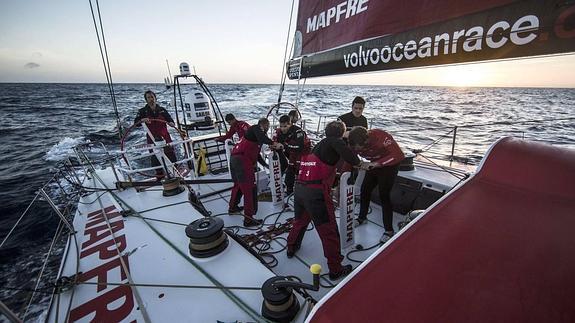 El 'Mapfre' prepara el asalto a Fernando de Noronha desde el Este
