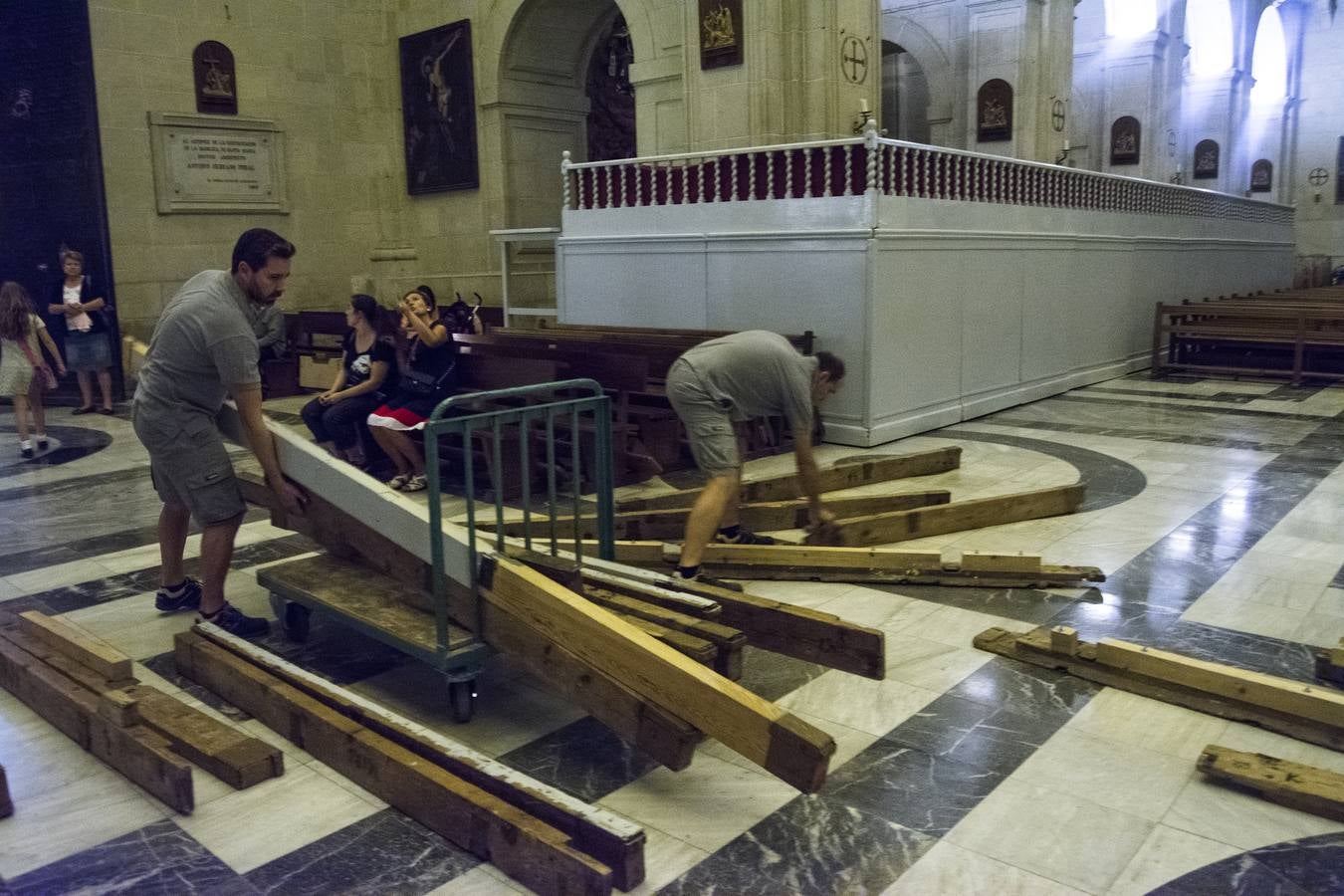 Inician el montaje del cadafal para los ensayos del Misteri