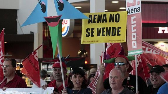 Manifestación en el aeropuerto Alicante-Elche contra la privatización y entrada de inversores en AENA