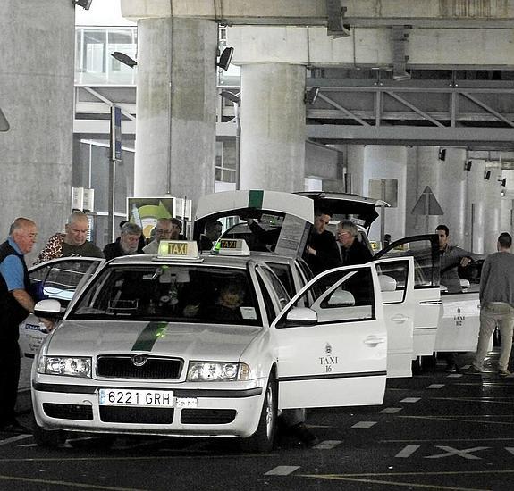 Un lector digital de matrículas controlará los servicios de taxis foráneos en el aeropuerto