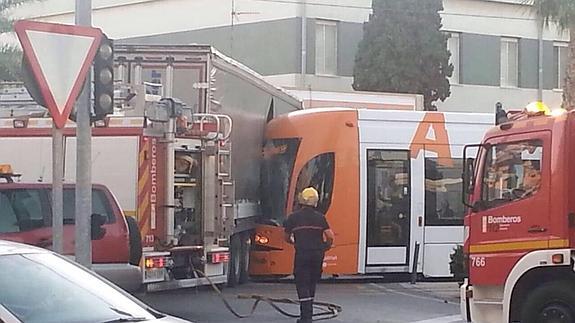 Dos heridas al chocar el TRAM contra un tráiler que se salta un semáforo