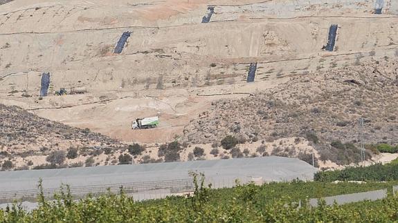 Orihuela recurre el permiso de Murcia para ampliar el vertedero