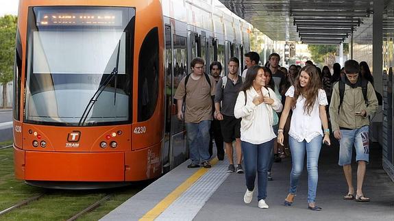 El TRAM dobla los convoyes de la Línea 2