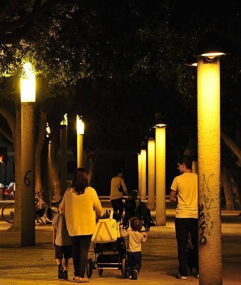 El Consistorio encenderá farolas apagadas tras ahorrar 8 millones de euros en 3 años