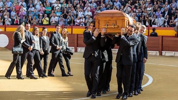 Adiós entre grandes honores