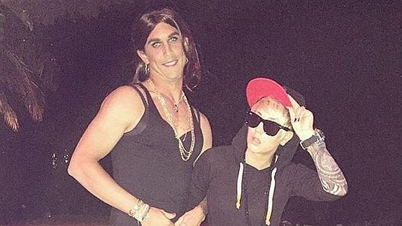 Kaley Cuoco se disfraza de Justin Bieber en Halloween