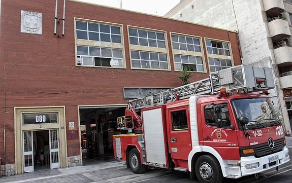 CC OO exige 32 bomberos más tras el traslado al parque de la playa