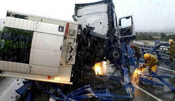El choque de un camión colapsa la A-31 en Villena