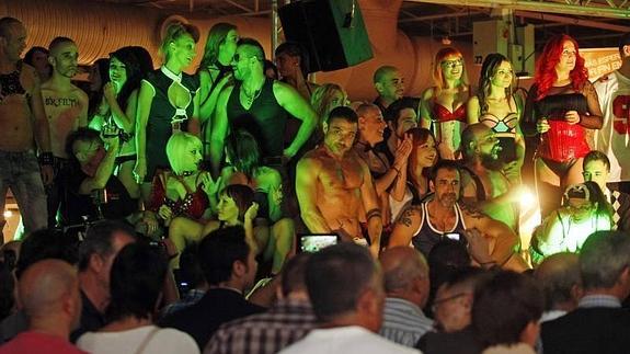 El Festival Erótico de IFA incluye espectáculos gays, casino sexy y lucha de barro