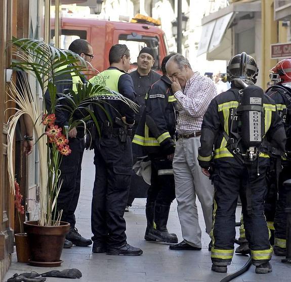 ¿Vale más un bombero que un policía?