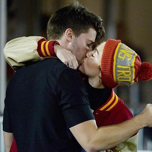 Miley Cyrus pillada besándose con Schwarzenegger